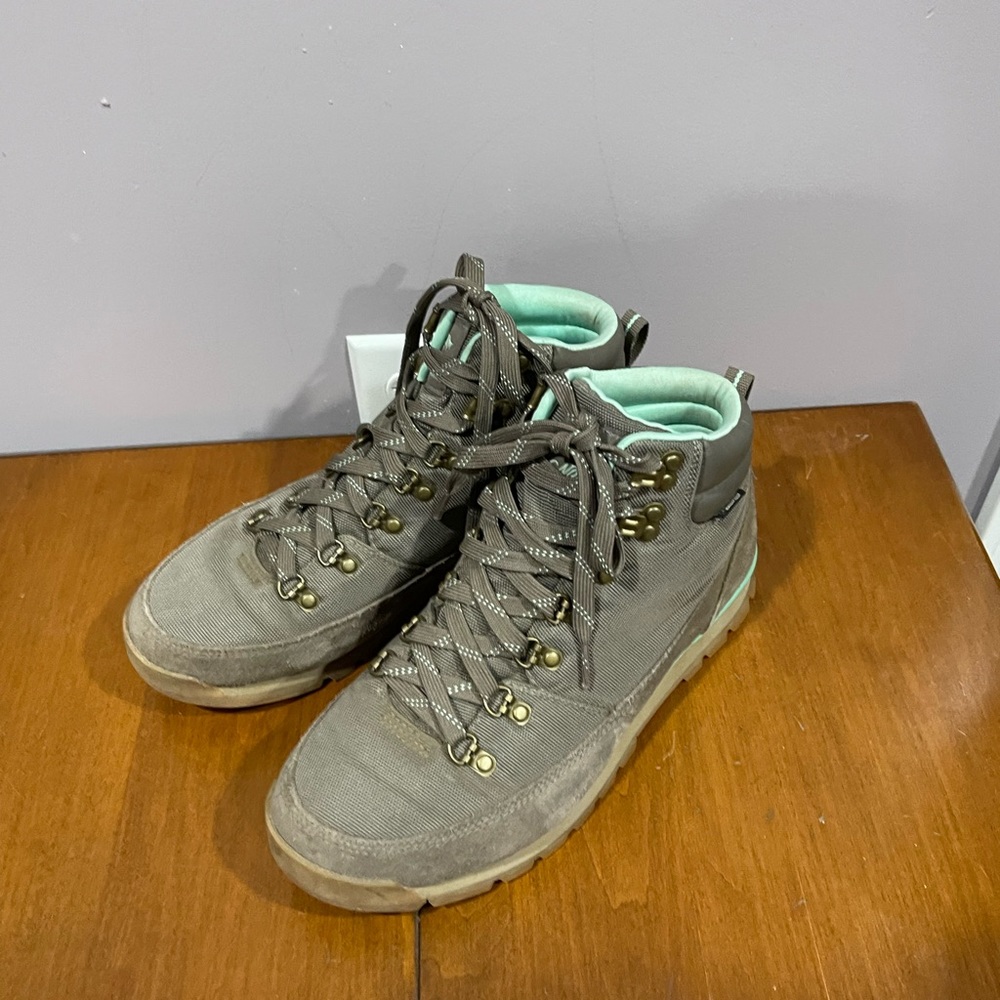 North Face Back-to-Berkeley Redux Boots Size 9.5